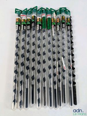 beaucoup de stylos alignés sur une table