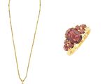 deux bijoux, dont un collier, une bague et une bague