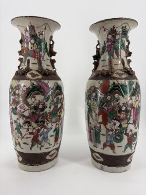 deux vases posés côte à côte sur une surface blanche