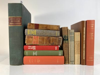 plusieurs vieux livres sont empilés sur une table