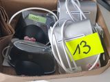 une boîte contenant tout un tas d'appareils électroniques