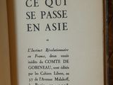 un livre ouvert, sur lequel figurent des caractères noirs, posé sur une table