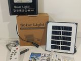 une lampe solaire posée sur une boîte