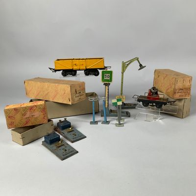de nombreux types différents de petits trains et de petits camions sur la table