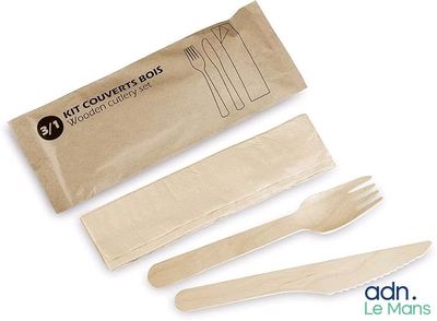 trois fourchettes et deux cuillères dans un sac en papier kraft