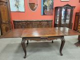 une table placée au milieu d'une pièce