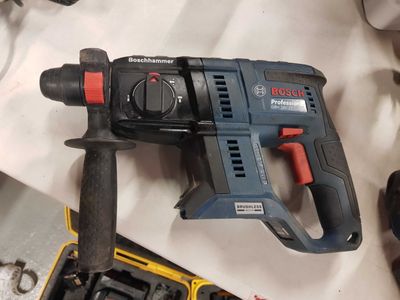 a drill that is sitting on a table