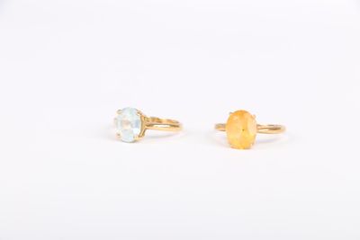 une paire de bagues en or ornées d'une pierre facettée et d'une pierre facettée