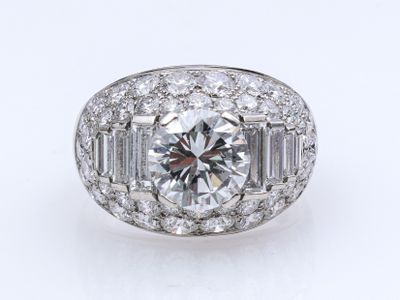 une bague en diamant et en or blanc sertie de diamants taille baguette