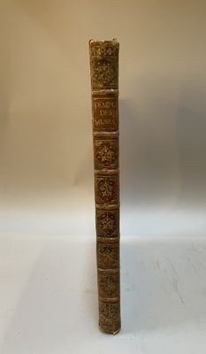 un vieux livre posé sur une table blanche