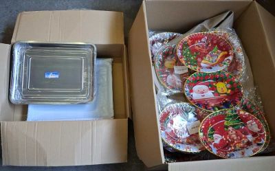 une boîte de biscuits contenant un plateau de biscuits