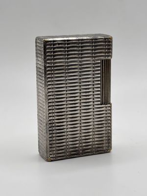 un étui à cigarettes ancien en argent sur fond blanc