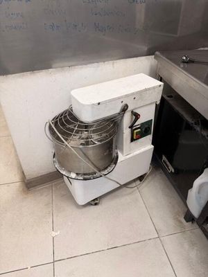 une photo d'une cuisine avec un mixeur et un lave-vaisselle