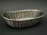 un gros plan d'un panier en osier sur fond noir