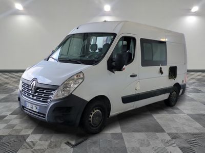 la photo d'une camionnette blanche garée dans une pièce