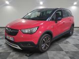 un SUV Opel rouge garé dans un garage