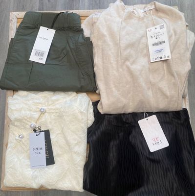 trois vêtements posés sur une caisse en bois