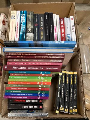beaucoup de livres dans une boîte posée sur le sol