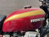 une moto rouge garée sur le bord de la route