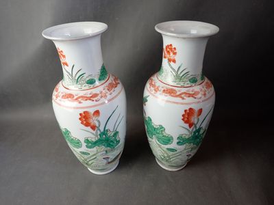 deux vases posés côte à côte sur une table
