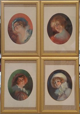 quatre portraits encadrés de femmes portant des chapeaux et des foulards, dans une pièce