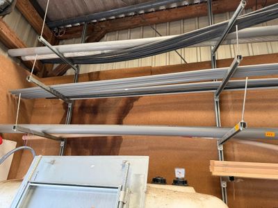 6 Étagères métal sur cornières Mise à prix : 60€