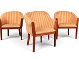 trois chaises en bois avec des assises rembourrées à rayures, posées sur une surface blanche