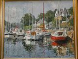 un tableau représentant des bateaux dans un port, avec des maisons en arrière-plan