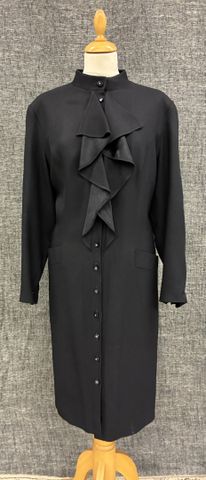 GUY LAROCHE Boutique – Robe longue noir, ouverture par des bouton...