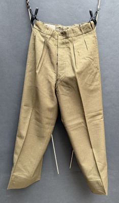 une photo d'un pantalon suspendu à une corde à linge