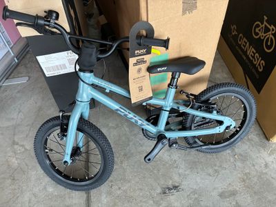 un vélo qui se trouve devant une boîte