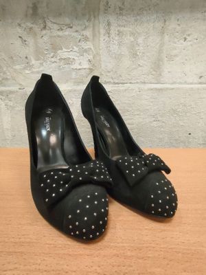 GIUSEPPE ZANOTTI - Paire d'escarpins en suède noir…