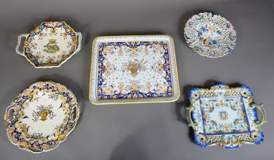 de nombreuses assiettes et plateaux posés sur une table