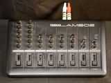 un gros plan d'une console de mixage posée sur une table