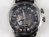 gros plan d'une montre sur une surface blanche