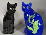 un chat noir et un chat bleu assis l'un à côté de l'autre