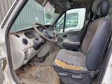 un camion blanc équipé d'un volant et d'un siège