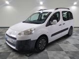 la camionnette blanche est garée sur le sol en damier d'une pièce