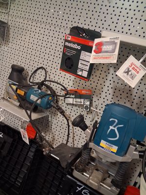 de nombreux outils sont exposés sur les murs du magasin et proposés à la vente