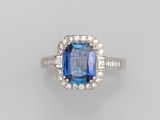 une bague en saphir bleu et diamant