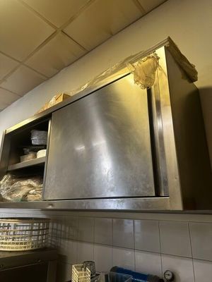 une cuisine avec un plan de travail et des placards en inox