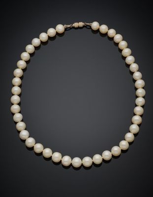 un collier de perles de culture et de diamants