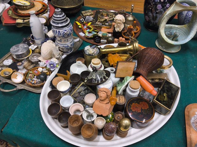 Lot de 3 plateaux objets de vitrine, vases, coquetiers, chandelie...