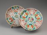 paire d'assiettes chinoises de style « famille » ornées de fleurs et d'oiseaux