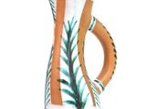 un petit vase orné d'un motif de feuille de palmier