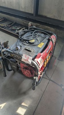une machine posée par terre à côté des voies ferrées