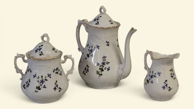 trois pièces de poterie blanche et bleue sur un fond blanc