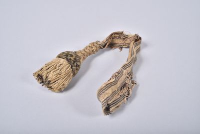 gros plan d'une paire de ciseaux sur une surface blanche