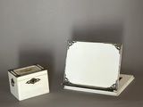 une petite boîte blanche et une autre petite boîte blanche posées sur une table