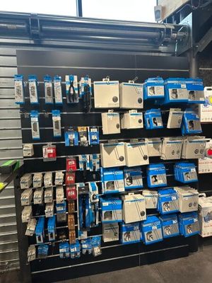 6 Panneaux rainurés 1 Banque d'accueil sur mesure 2 Gondoles…